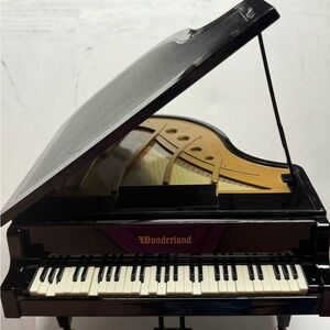 WONDERLAND Black and Gold Miniature Piano